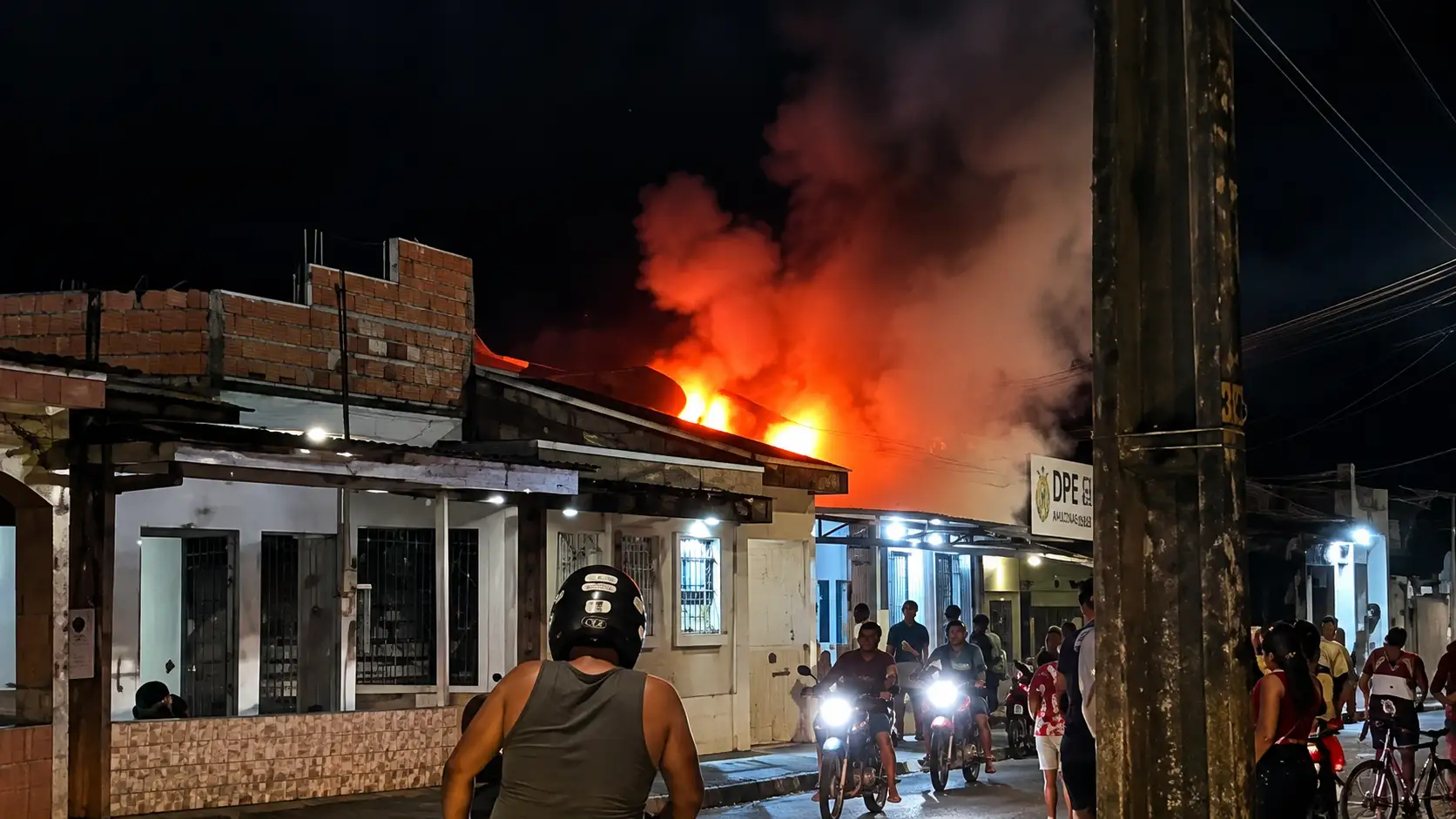 Casa é destruída por incêndio e moradores tentam conter fogo com baldes em Manicoré