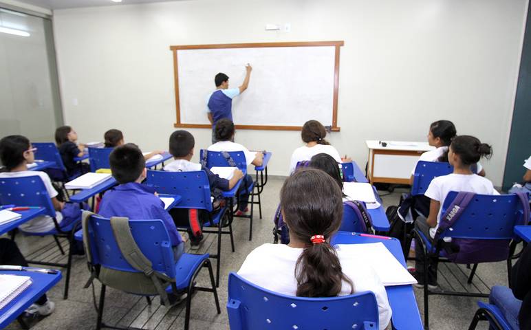 Sem água, 16 escolas estaduais suspendem aulas da tarde e reduzem horário em Manaus