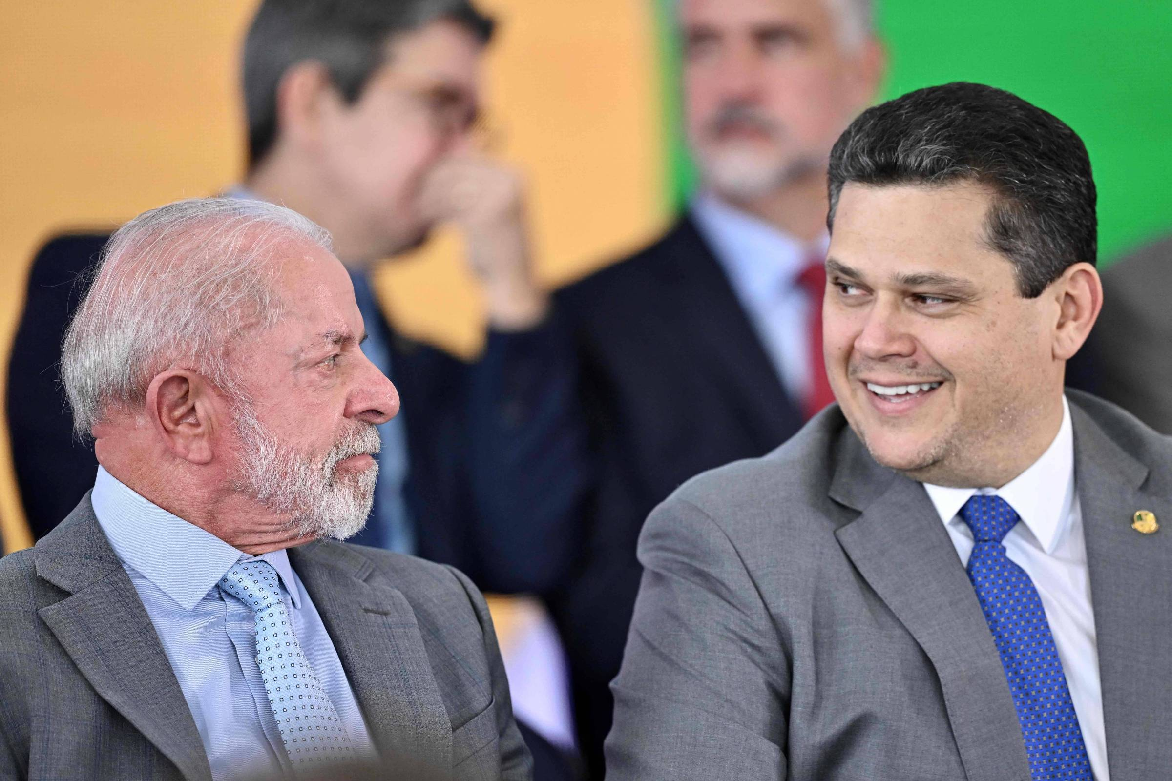 Alcolumbre destrava tramitação do fim da escala 6×1 após encontro com Lula