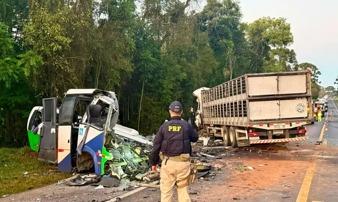 Acidente entre ônibus e caminhão mata 23 pessoas em estrada no Paraná