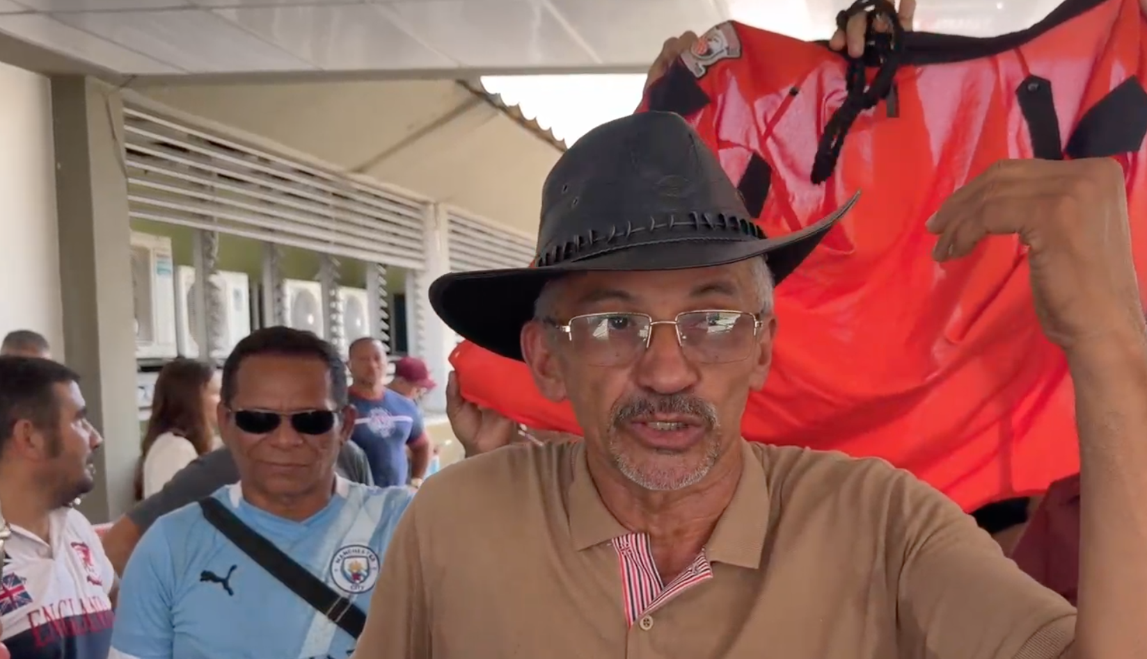 Terceirizados da Saúde protestam na SES-AM por salários atrasados