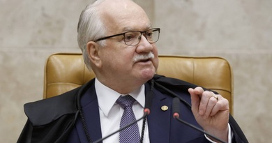 Fachin tira pedido de investigação de Moraes contra Mendonça do inquérito das fake news