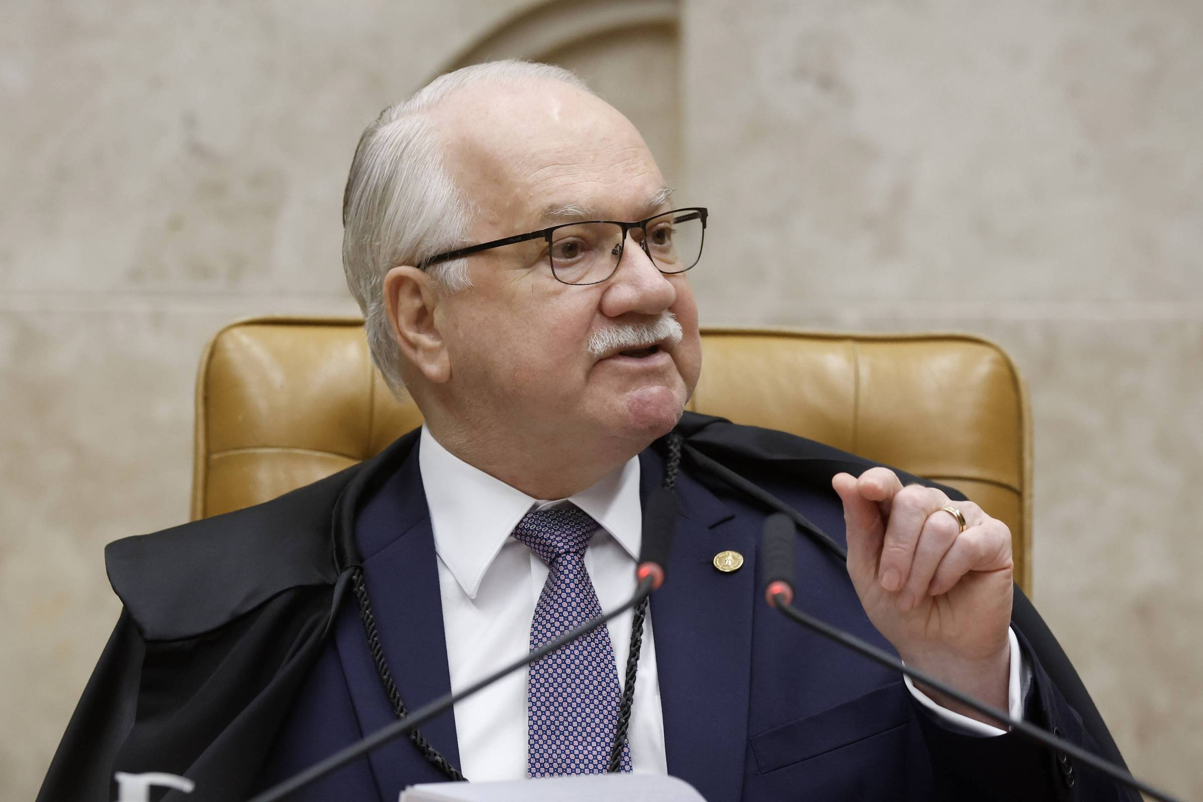Fachin tira pedido de investigação de Moraes contra Mendonça do inquérito das fake news
