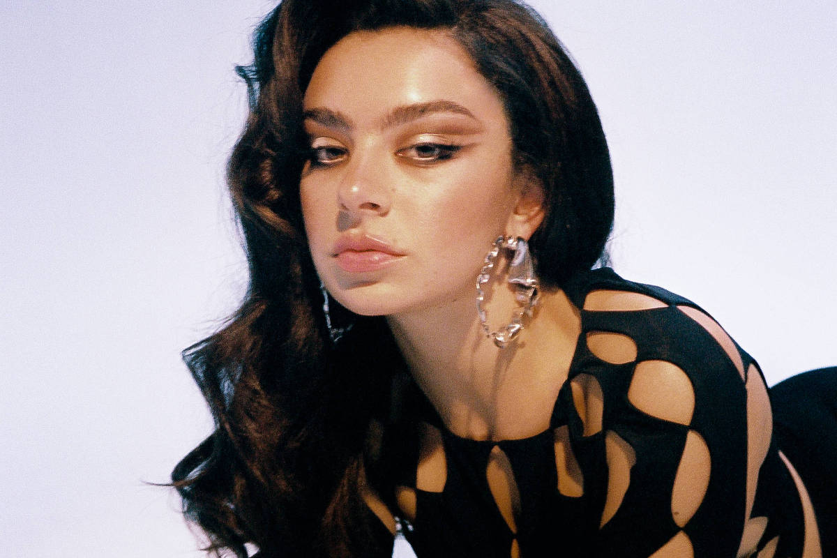 Lollapalooza 2027 divulga lineup com Charli XCX, Travis Scott e Sombr