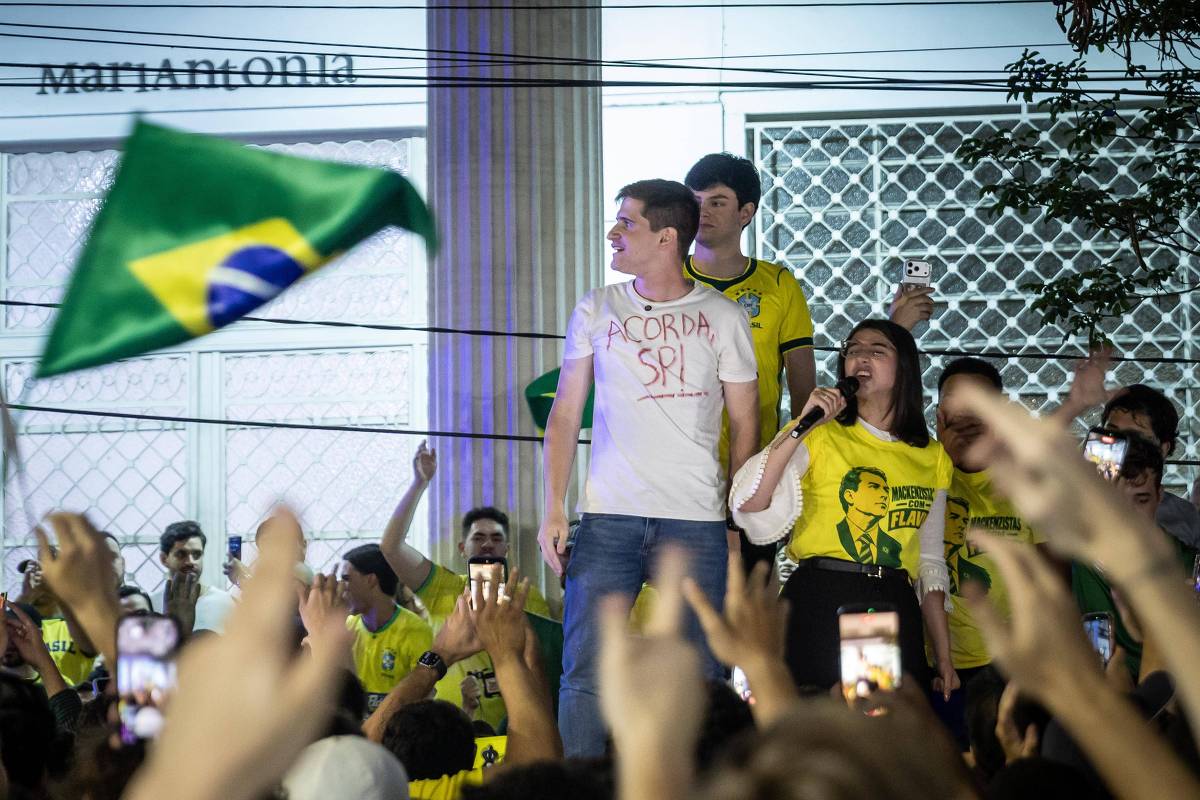Ato pró-Flávio de alunos do Mackenzie tem clima de festa e coro transfóbico contra Erika Hilton
