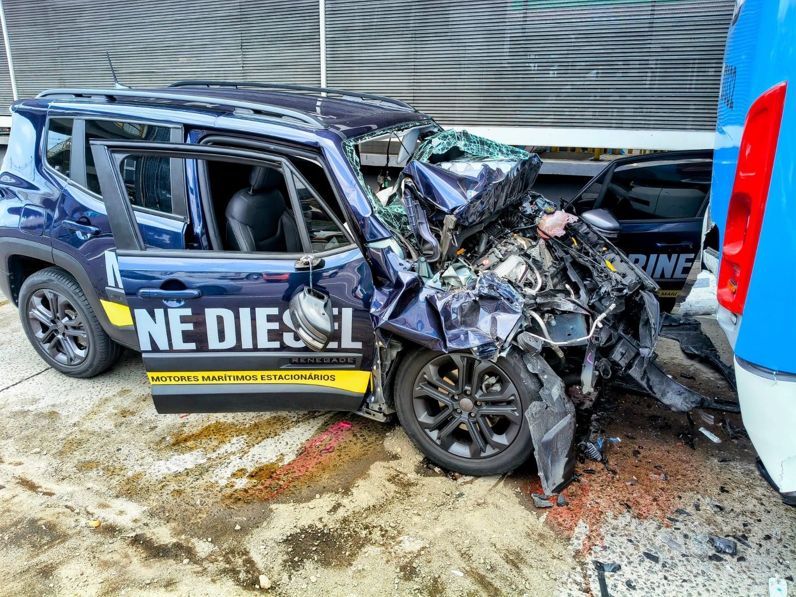 Carro fica destruído na frente após bater em ônibus próximo à Arena Amadeu Teixeira; veja vídeo