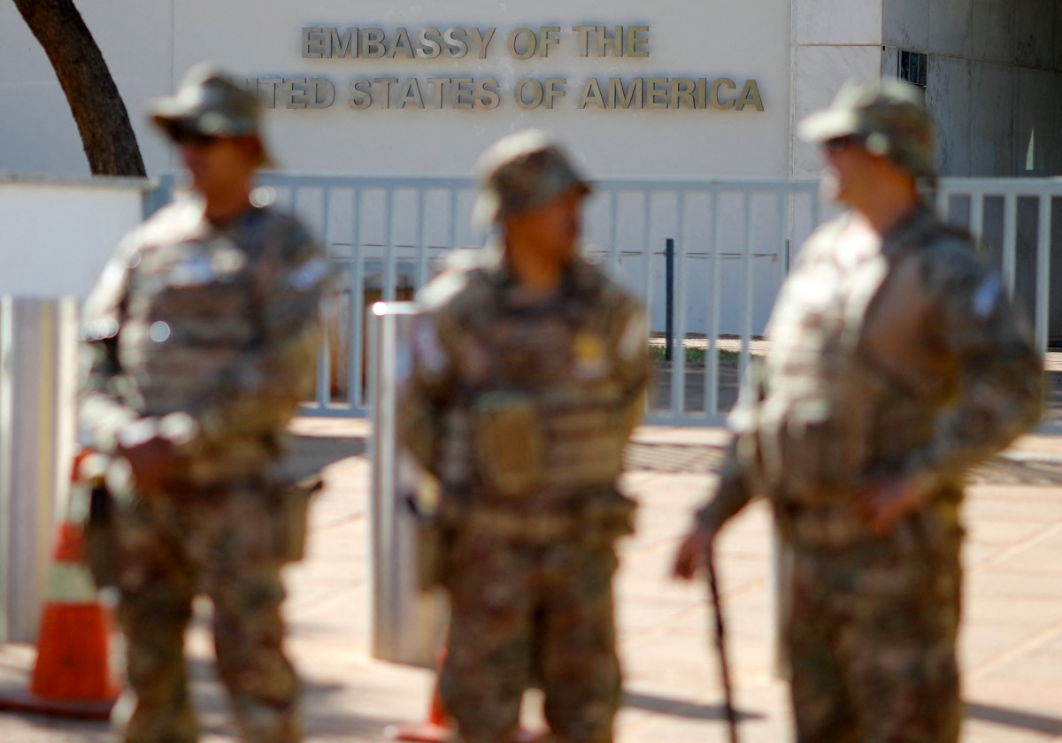 EUA suspende serviços consulares e Austrália fecha embaixada no Brasil
