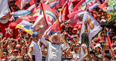 Brasil não será governado por sócios do Banco Master, diz Lula em ato