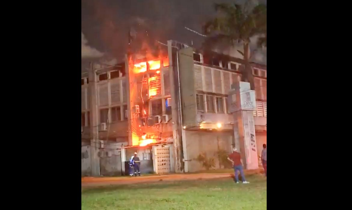 PF vai investigar incêndio na Universidade Federal de Pernambuco