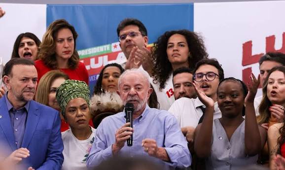 Lula desafia Flávio Bolsonaro a votar a favor do fim da escala 6×1