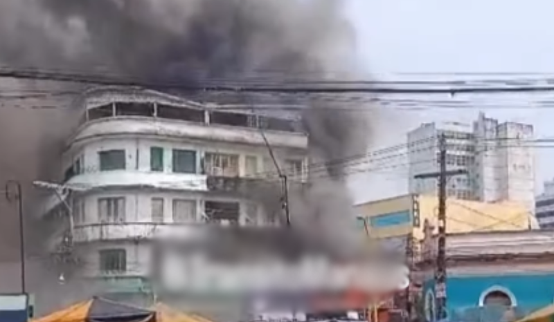 Incêndio antige restaurante e se espalha para prédio no Centro; veja vídeos