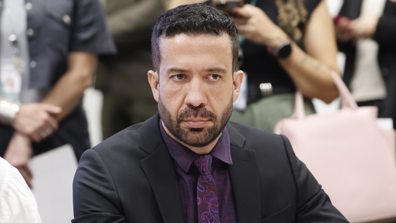 Janones é internado na UTI com arritmia cardíaca após debate da Band
