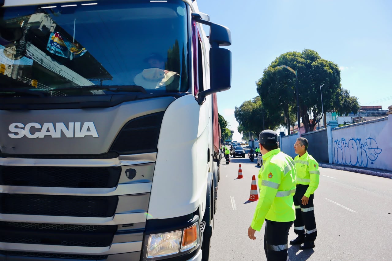 Operação ‘Carga Pesada’ fiscaliza caminhões no porto Chibatão